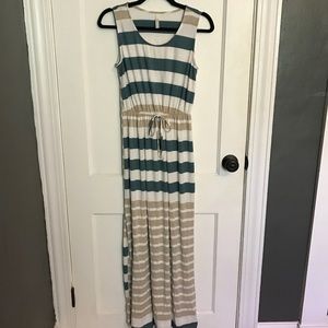 Striped sleeveless maxi dress